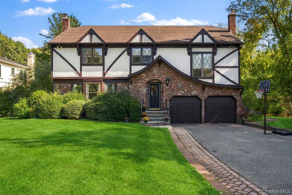 Photo of 43 Pelican Court, Syosset, NY 11791 (MLS # 1062407)