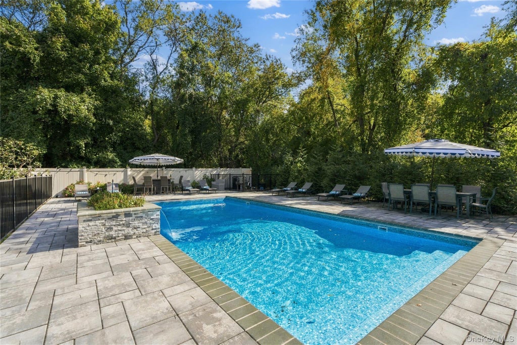 Photo of 43 Pelican Court, Syosset, NY 11791 (MLS # 1062407)