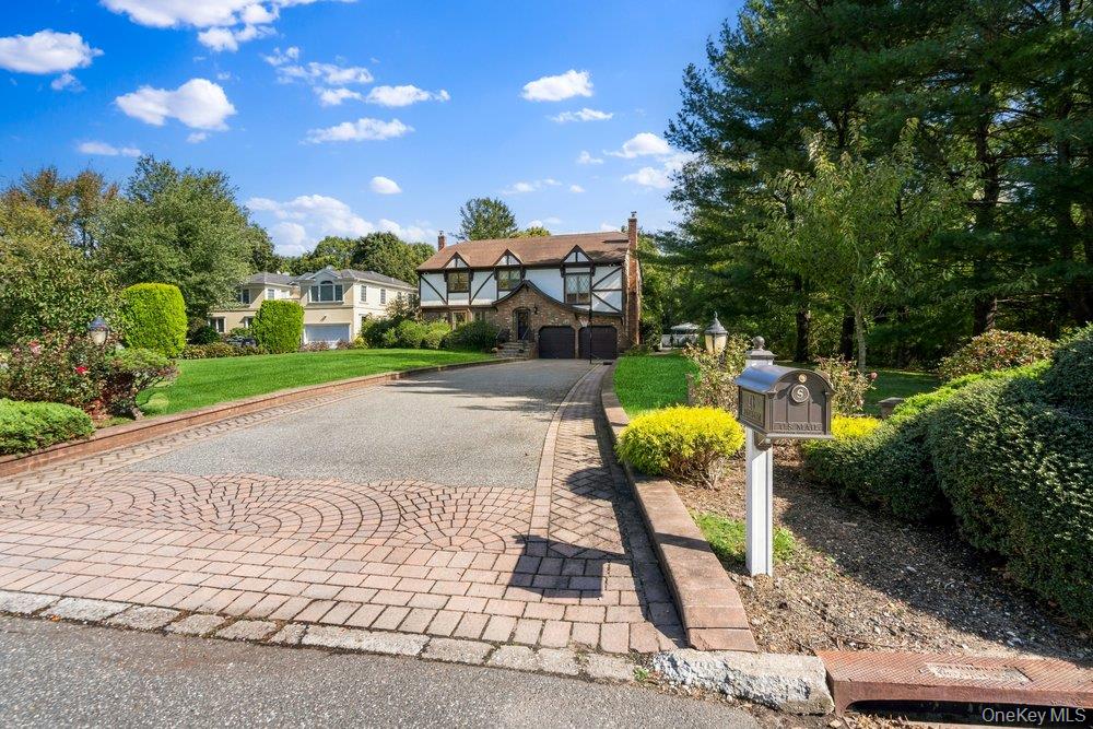 Photo of 43 Pelican Court, Syosset, NY 11791 (MLS # 1062407)
