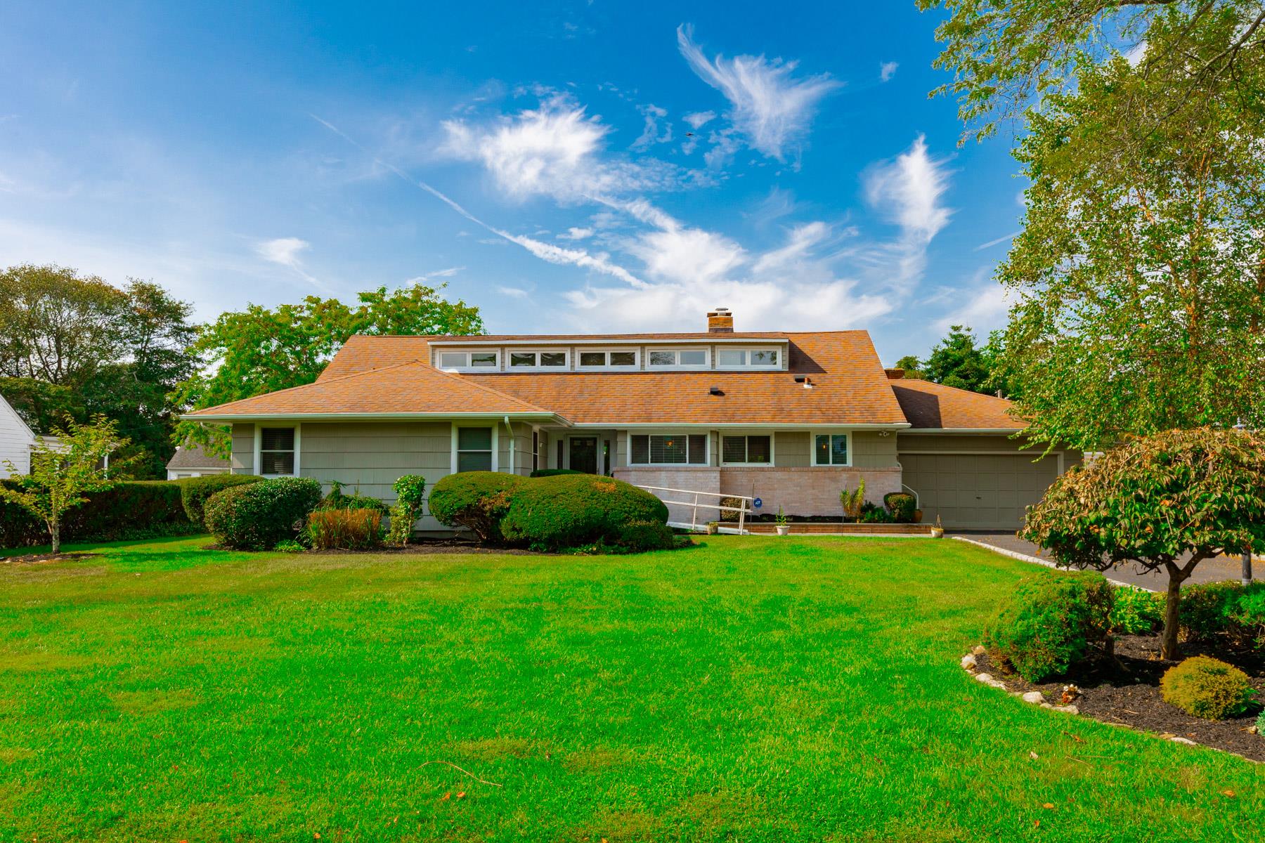 70 West Lane, Bay Shore, New York image 2