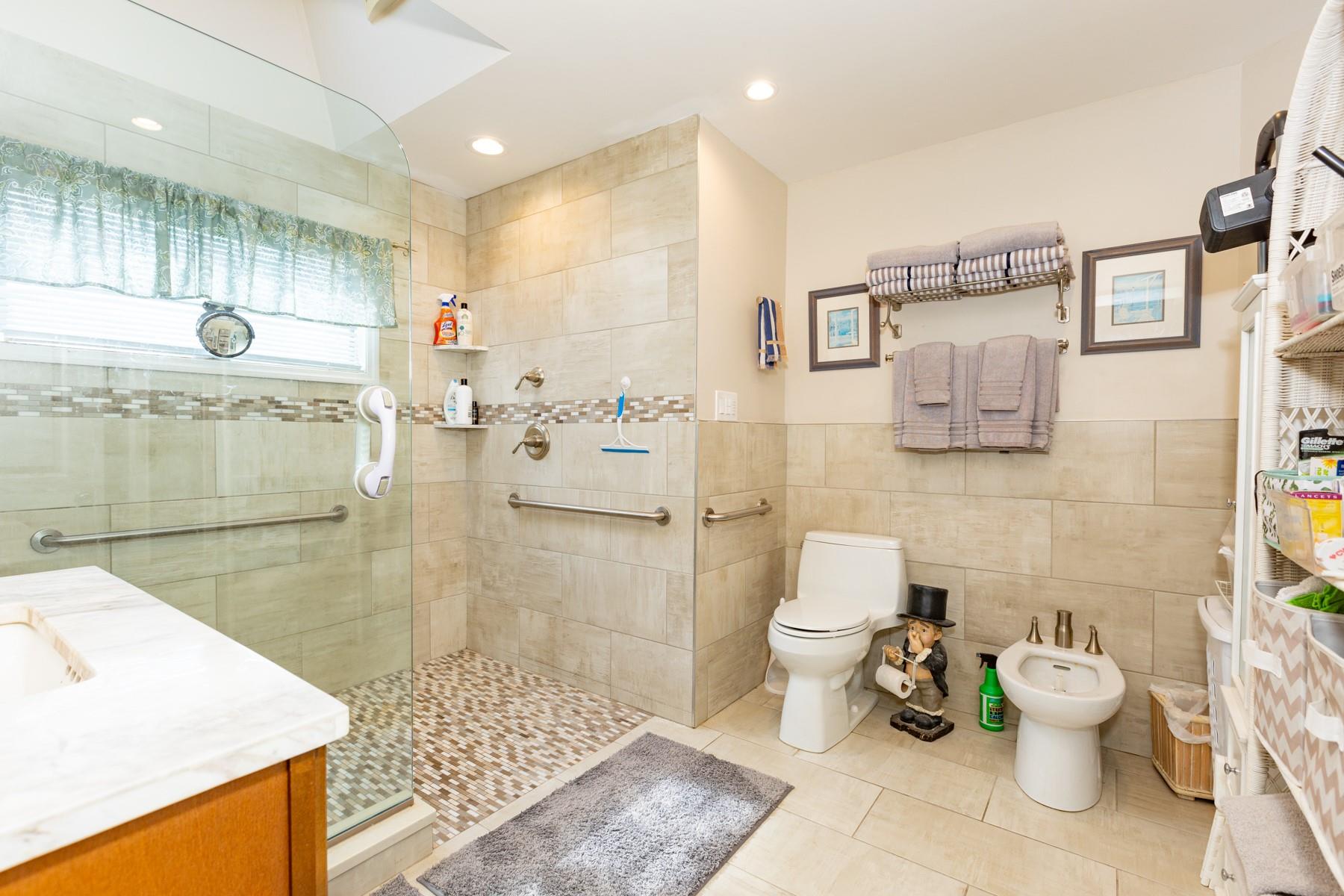 70 West Lane, Bay Shore, New York image 25