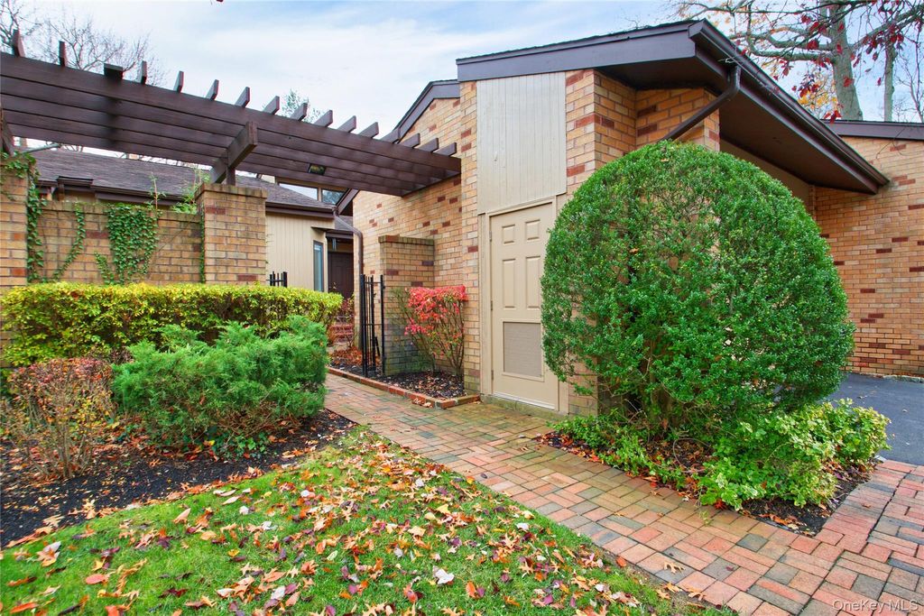 Photo of 29 Woodland Drive, Roslyn, NY 11576 (MLS # 934118)