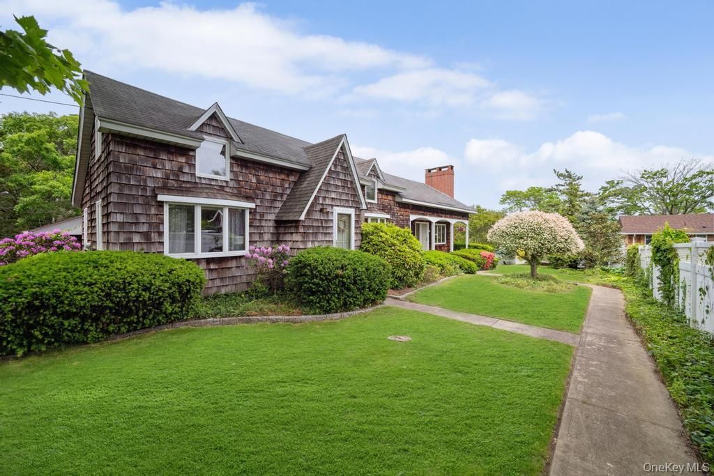 Photo of 9 Lakeland Avenue, Patchogue, NY 11772 (MLS # 991396)