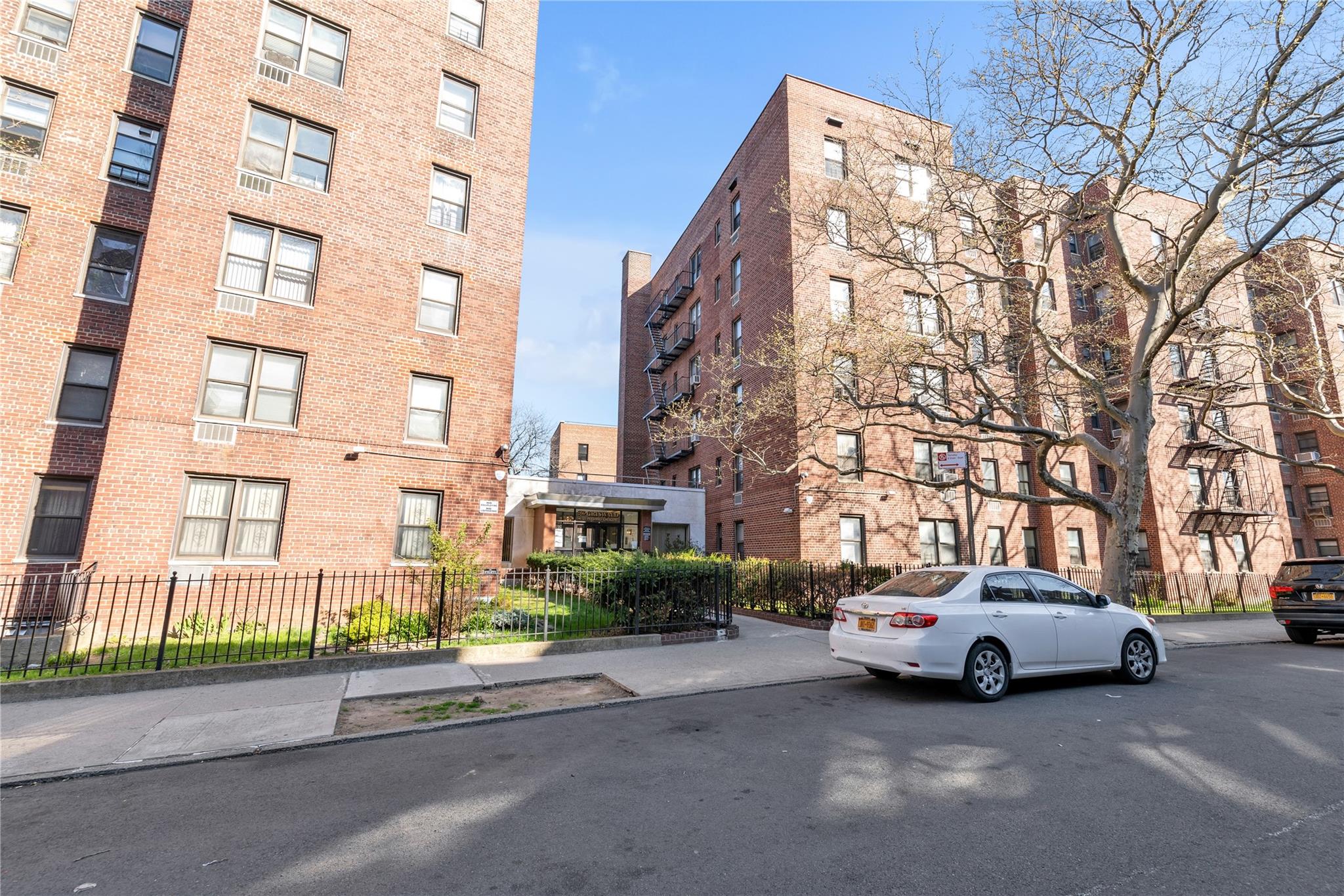 Property for Sale at Pershing Crescent 117, Briarwood, Queens, NY - Bedrooms: 2 
Bathrooms: 1 
Rooms: 4  - $269,999