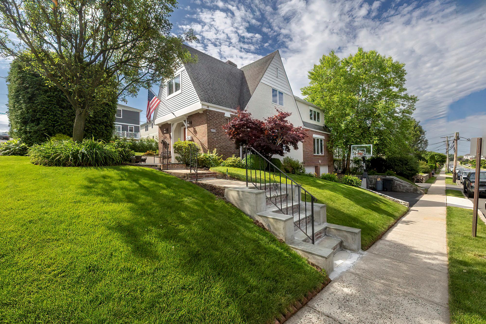 Lincoln Avenue, West Harrison, New York - 4 Bedrooms  
4 Bathrooms  
8 Rooms - 