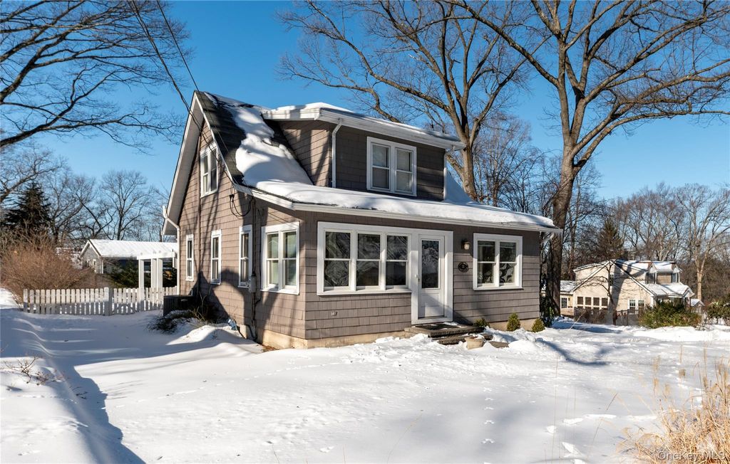 Photo of 33 Forest Glen Road, Valley Cottage, NY 10989 (MLS # 960460)