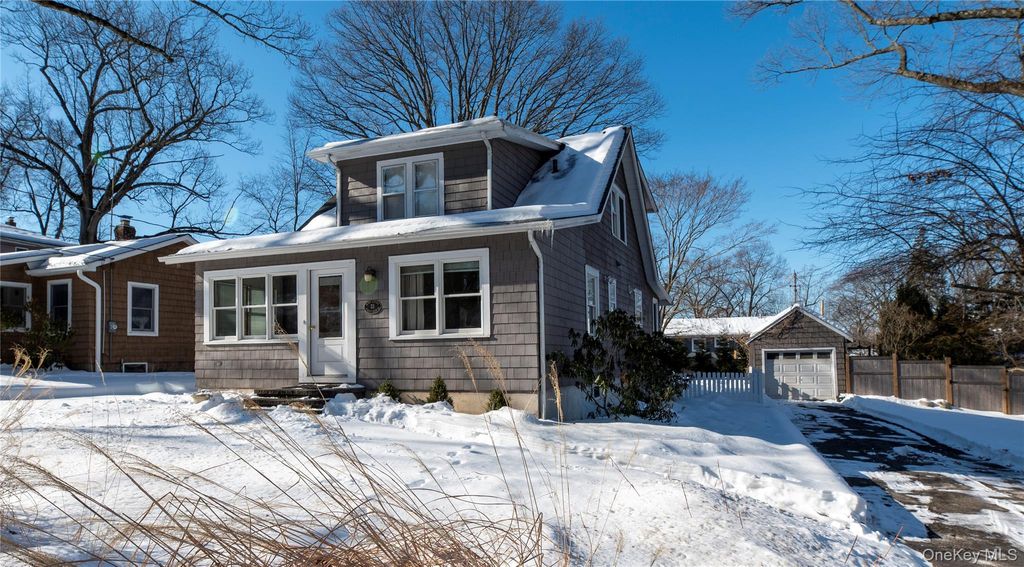 Photo of 33 Forest Glen Road, Valley Cottage, NY 10989 (MLS # 960460)