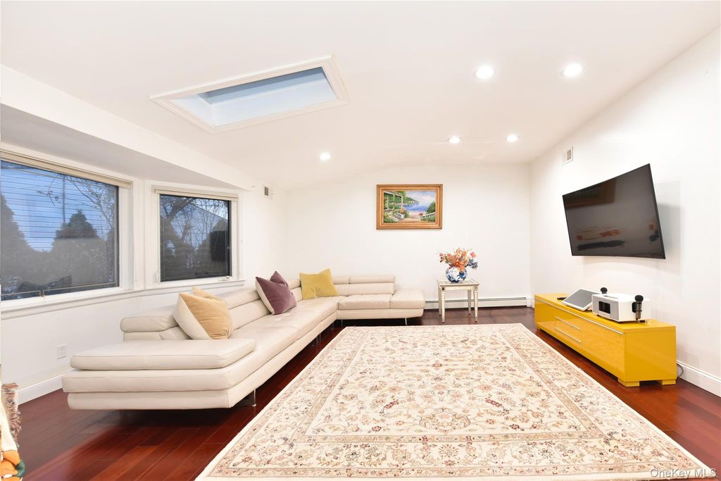 Photo of 116 Nottingham Road, Manhasset Hills, NY 11040 (MLS # 952954)