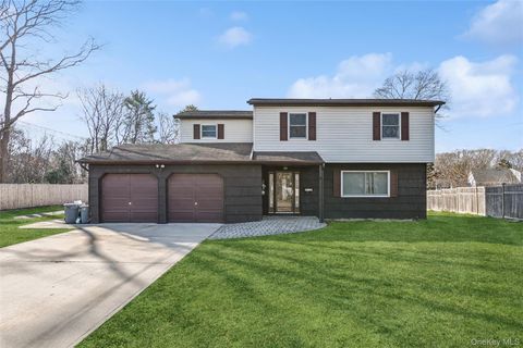 Photo of 105 Loop Drive, Sayville, NY 11782 (MLS # 941540)