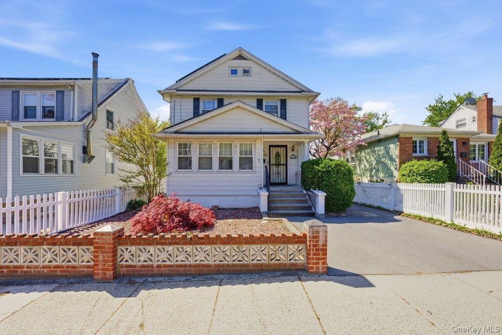 Photo of 7 Byron Avenue, Yonkers, NY 10704 (MLS # 991710)