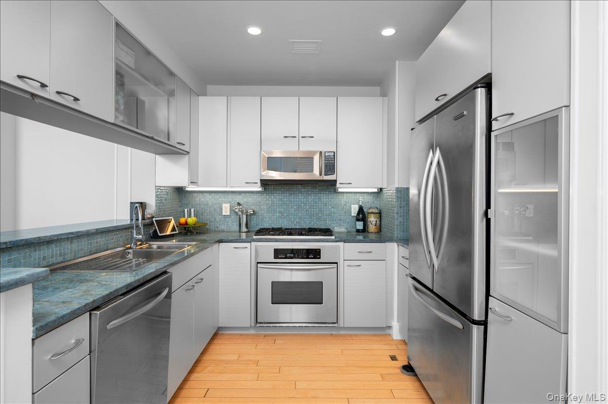 175 Huguenot Street 2208