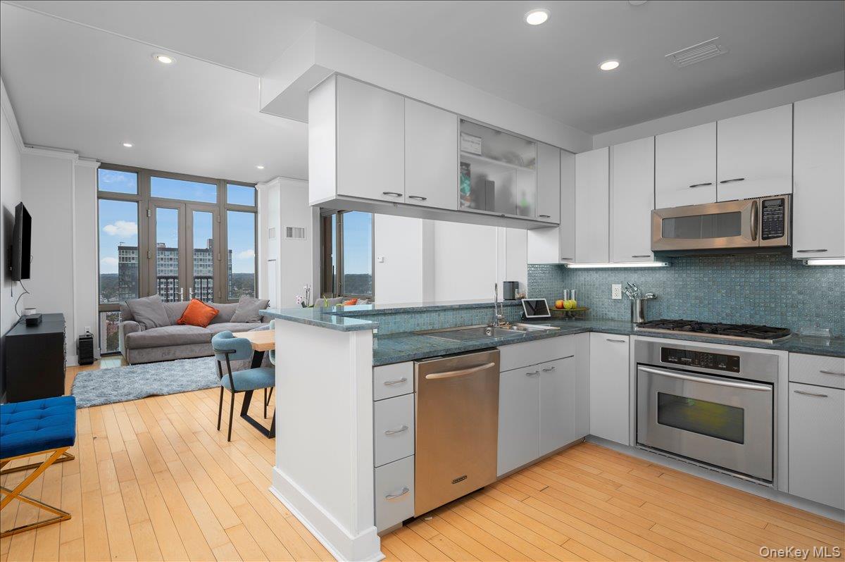 175 Huguenot Street 2208