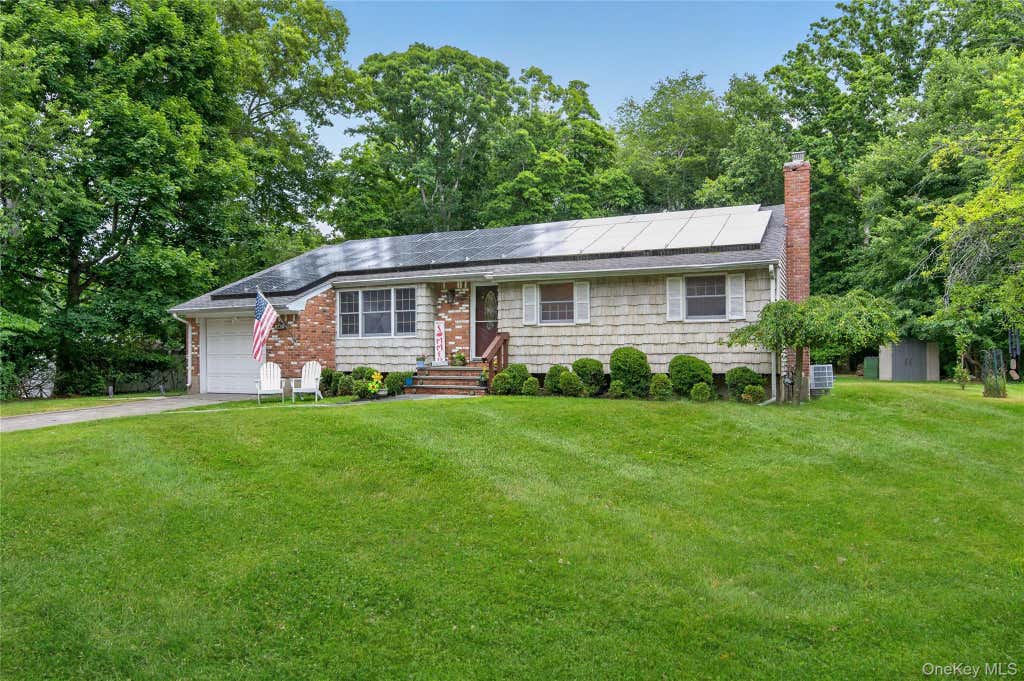 Photo of 257 Bow Drive, Hauppauge, NY 11788 (MLS # 1014274)