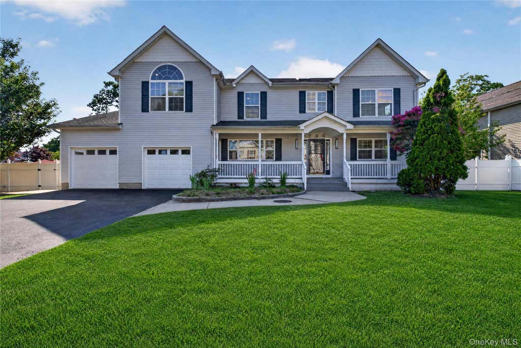 Photo of 296 Westchester Avenue, West Babylon, NY 11704 (MLS # 1030901)