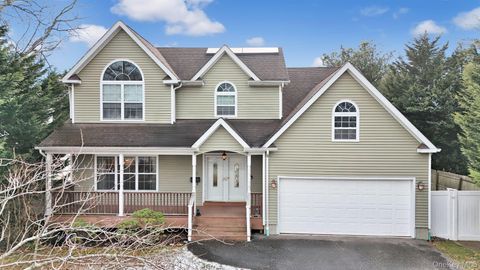 14 Donna Place East Islip NY 11730