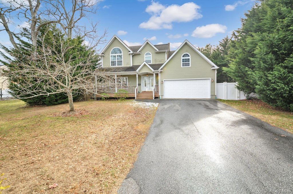 Photo of 14 Donna Place, East Islip, NY 11730 (MLS # 954994)