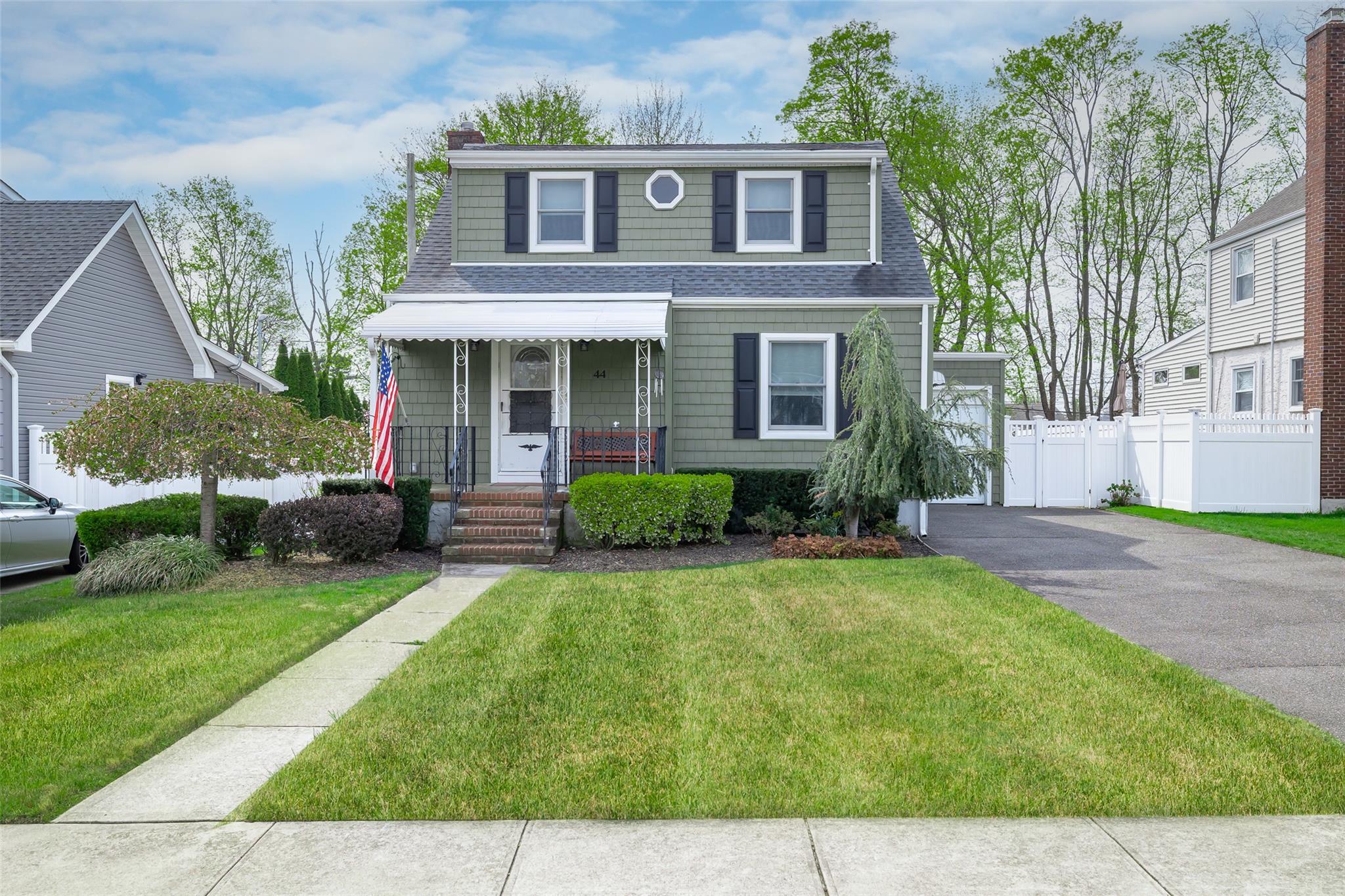 44 Jefferson Road, Farmingdale, New York image 2