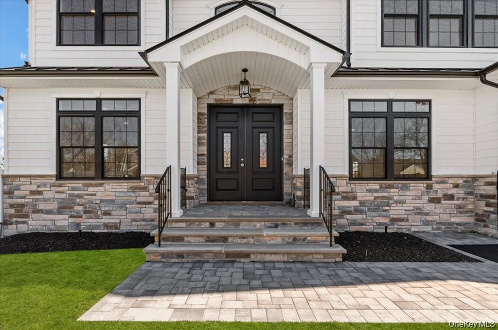 Photo of 10 Lee Place, Old Bethpage, NY 11804 (MLS # 1000823)