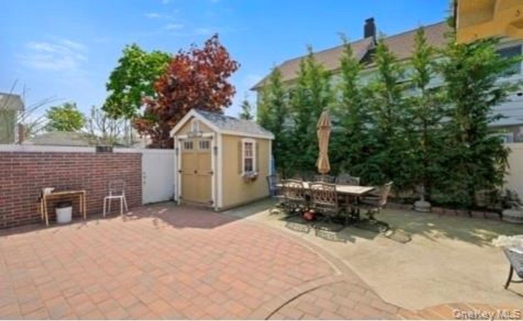 Photo of 115 bayswater BLVD, Inwood, NY 11096 (MLS # 1000452)