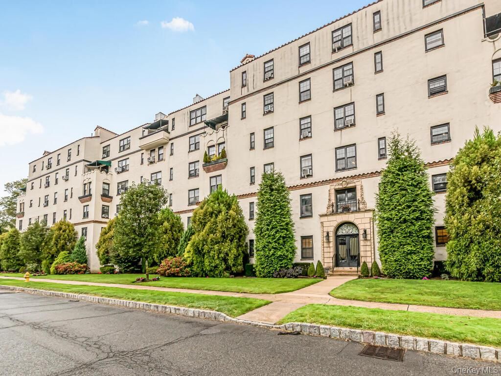 Photo of 1273 North Avenue #Entrance 2-3D, New Rochelle, NY 10804 (MLS # 924068)
