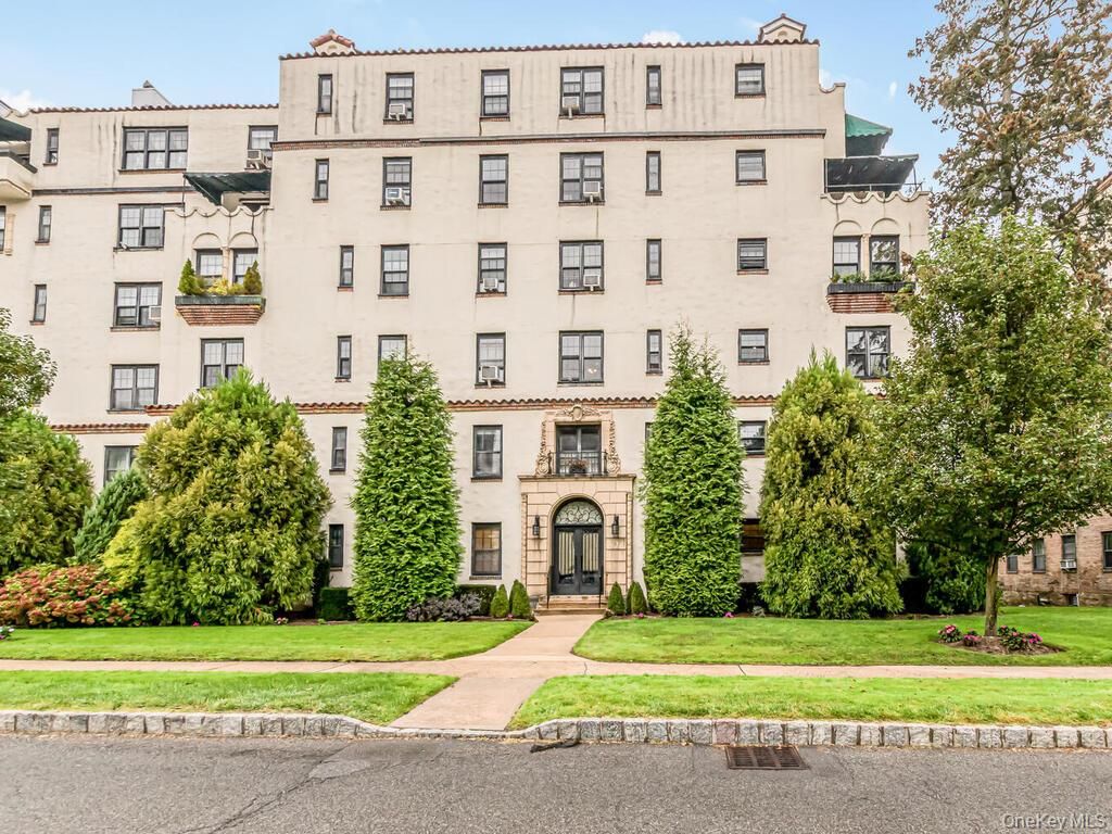 Photo of 1273 North Avenue #Entrance 2-3D, New Rochelle, NY 10804 (MLS # 924068)