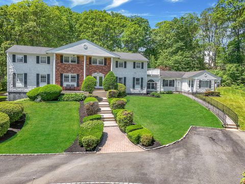11 Country Squire Court Dix Hills NY 11746