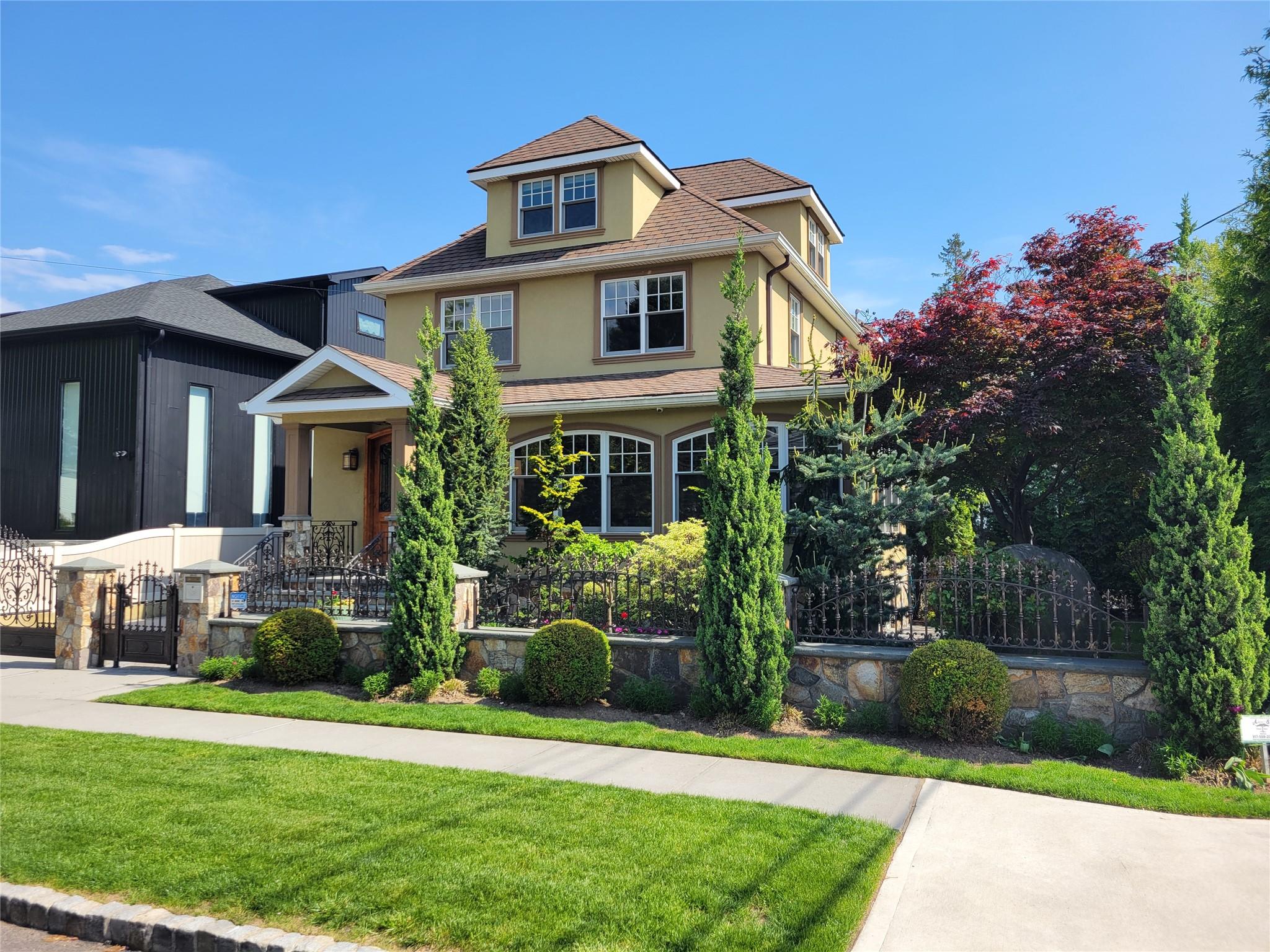 Property for Sale at 11 Avenue, Beechhurst, Queens, NY - Bedrooms: 3 
Bathrooms: 4 
Rooms: 11  - $2,798,000