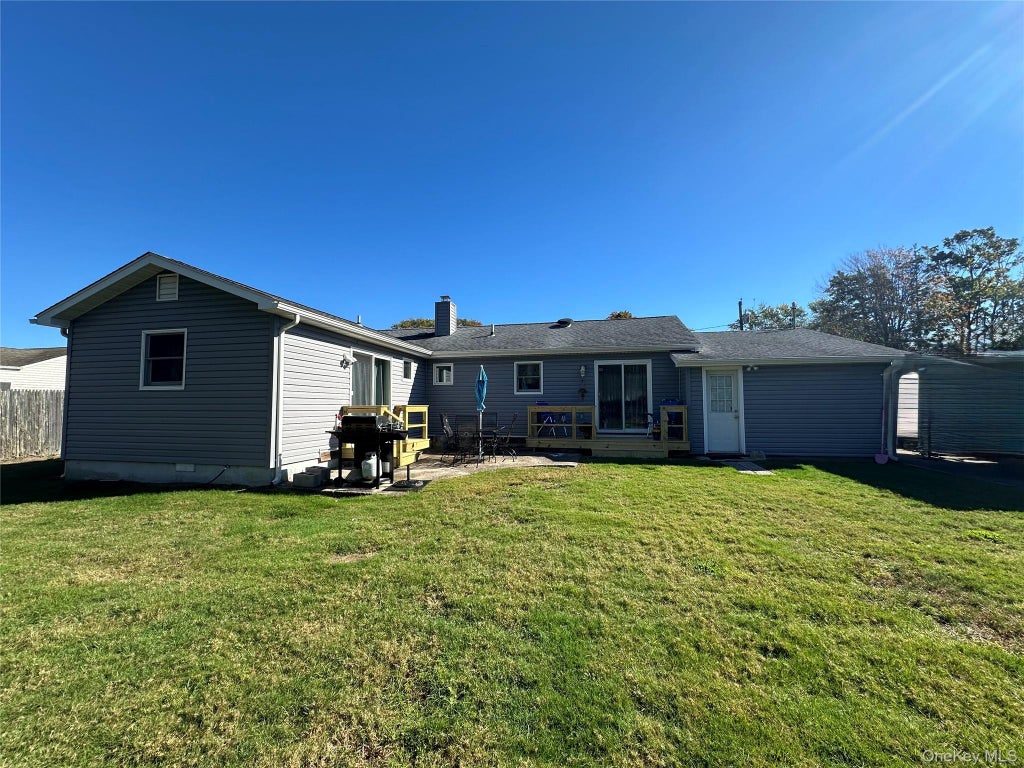 Photo of 1009 Joselson Avenue, Bay Shore, NY 11706 (MLS # 1065402)