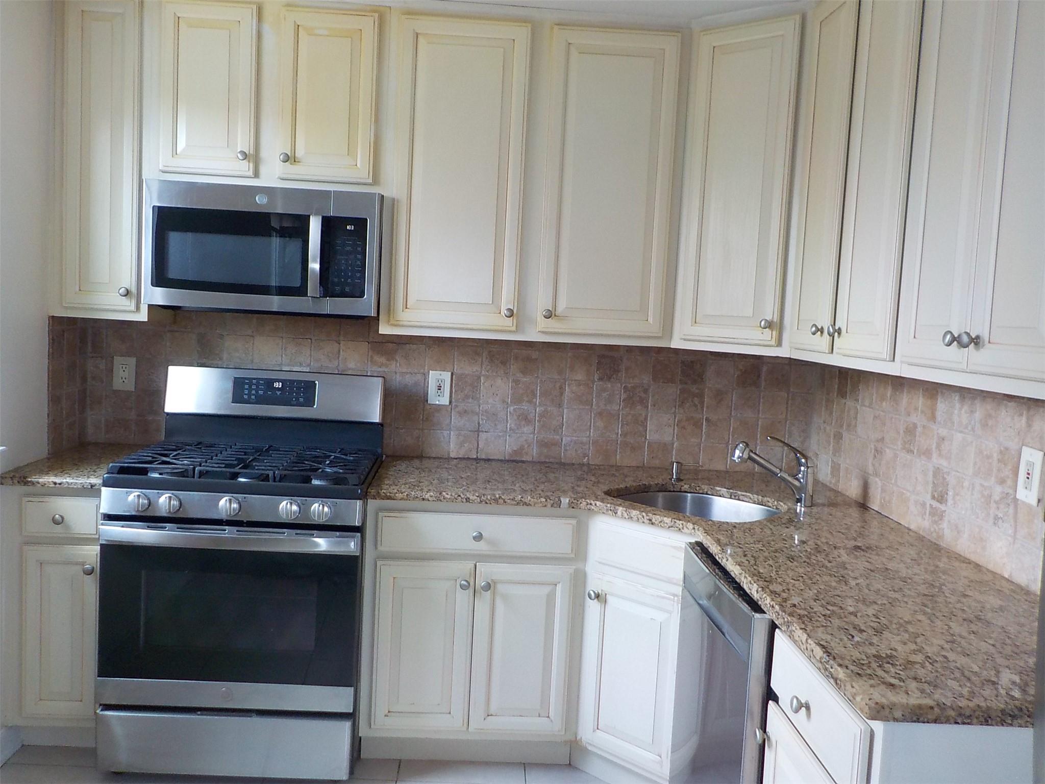 260-37 Union Turnpike #2ND FL, Glen Oaks, Florida image 2
