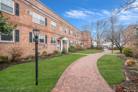 Homes For Sale - 51 Lincoln Avenue #D22<br/> Rockville Centre, NY 11570