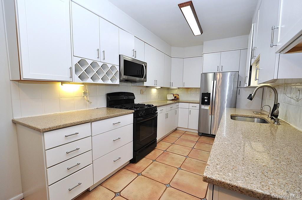 Scarsdale, New York 10583, United States, 2 Bedrooms Bedrooms, ,2 BathroomsBathrooms,Residential,Active,235020