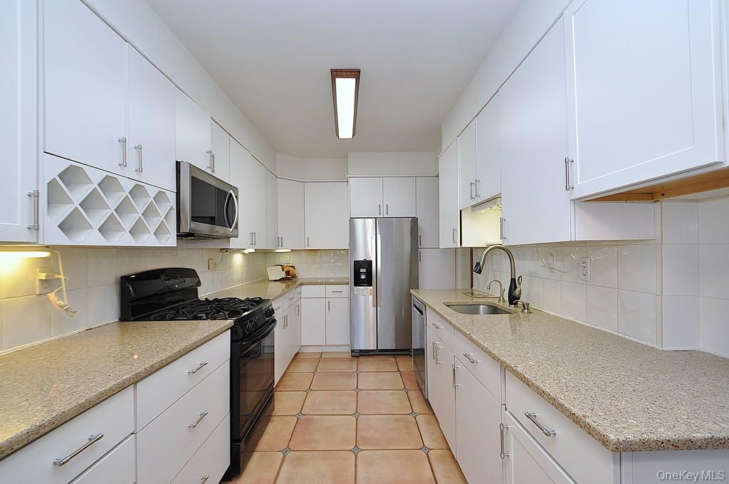 Scarsdale, New York 10583, United States, 2 Bedrooms Bedrooms, ,2 BathroomsBathrooms,Residential,Active,235020