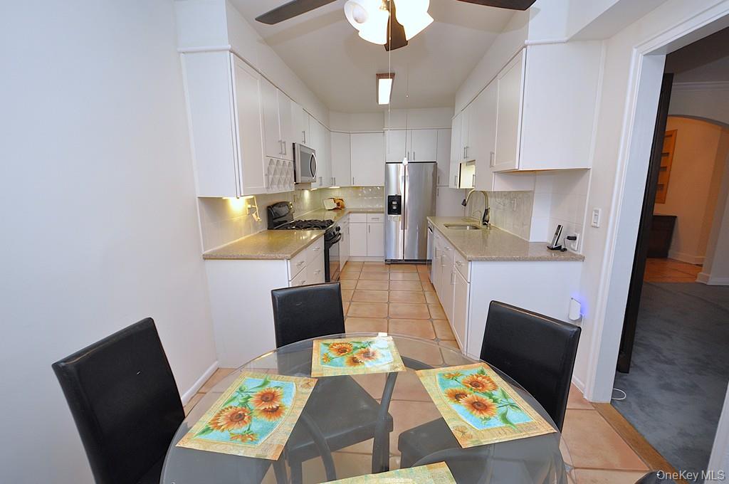 Scarsdale, New York 10583, United States, 2 Bedrooms Bedrooms, ,2 BathroomsBathrooms,Residential,Active,235020