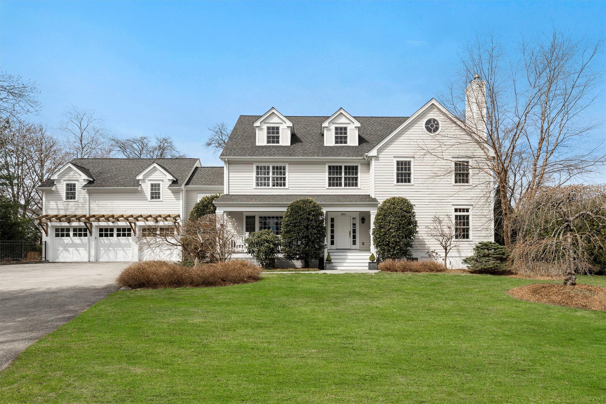 Oakwood Road, Mamaroneck, New York - 5 Bedrooms  
5.5 Bathrooms  
10 Rooms - 