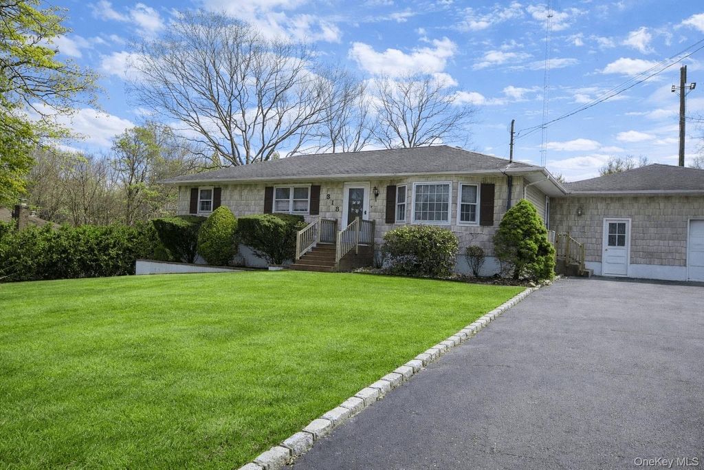 Photo of 318 Jamaica Avenue, Medford, NY 11763 (MLS # 966062)