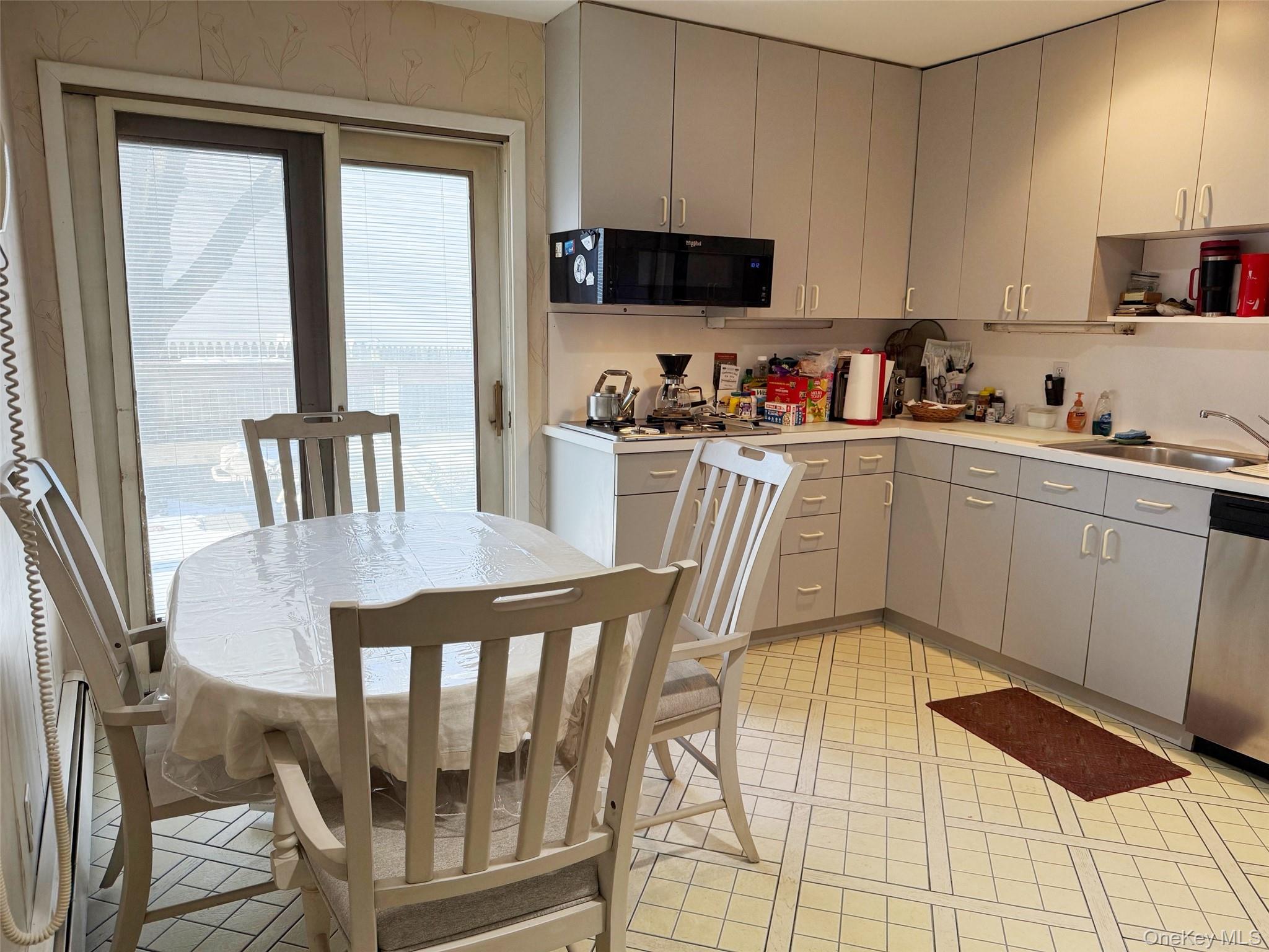 Cedarhurst, New York 11516, United States, 3 Bedrooms Bedrooms, ,3 BathroomsBathrooms,Residential,Pending,24641