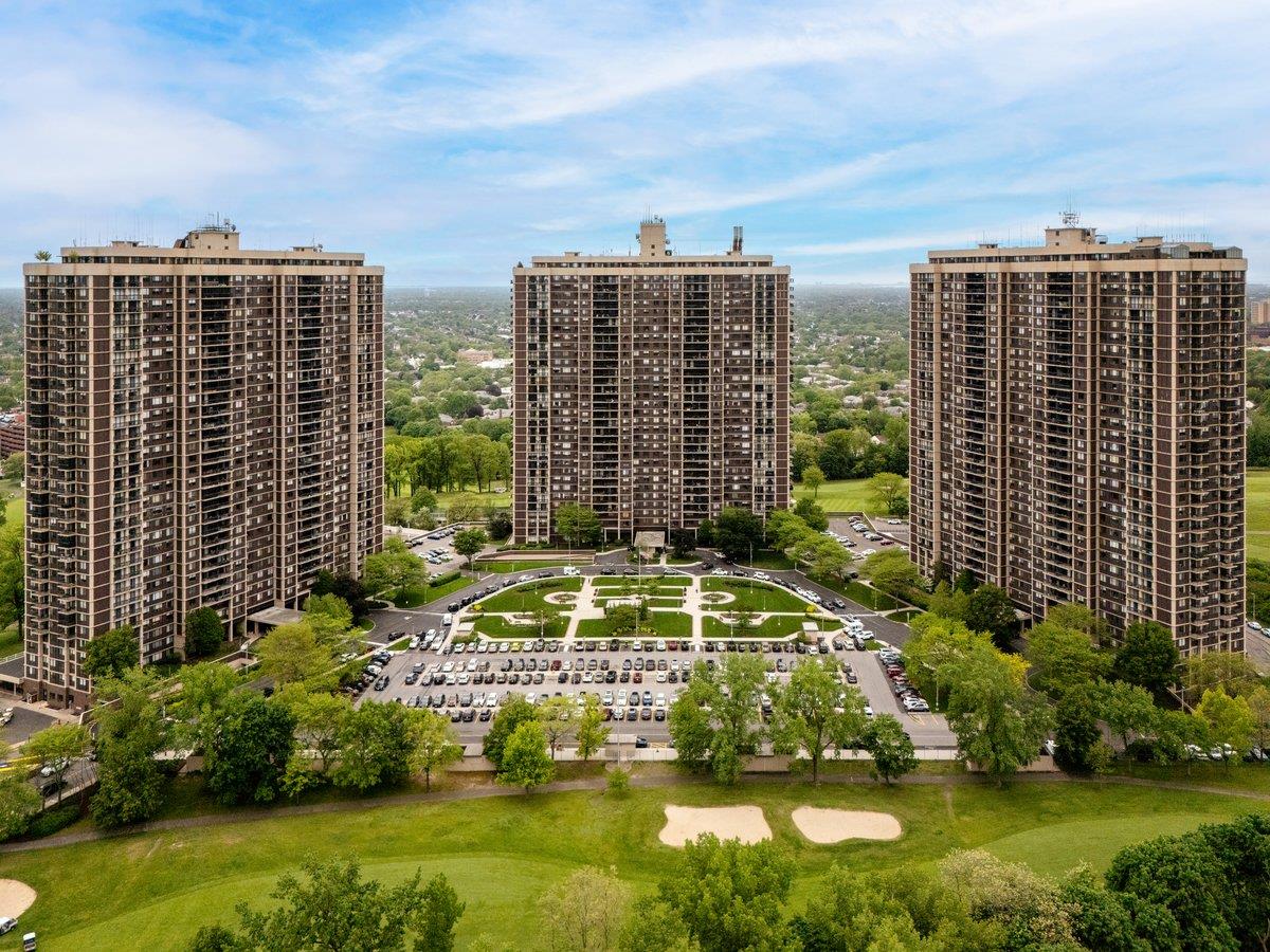 Property for Sale at Grand Central Parkway 11V, Floral Park, Queens, NY - Bedrooms: 2 
Bathrooms: 3 
Rooms: 5  - $949,000