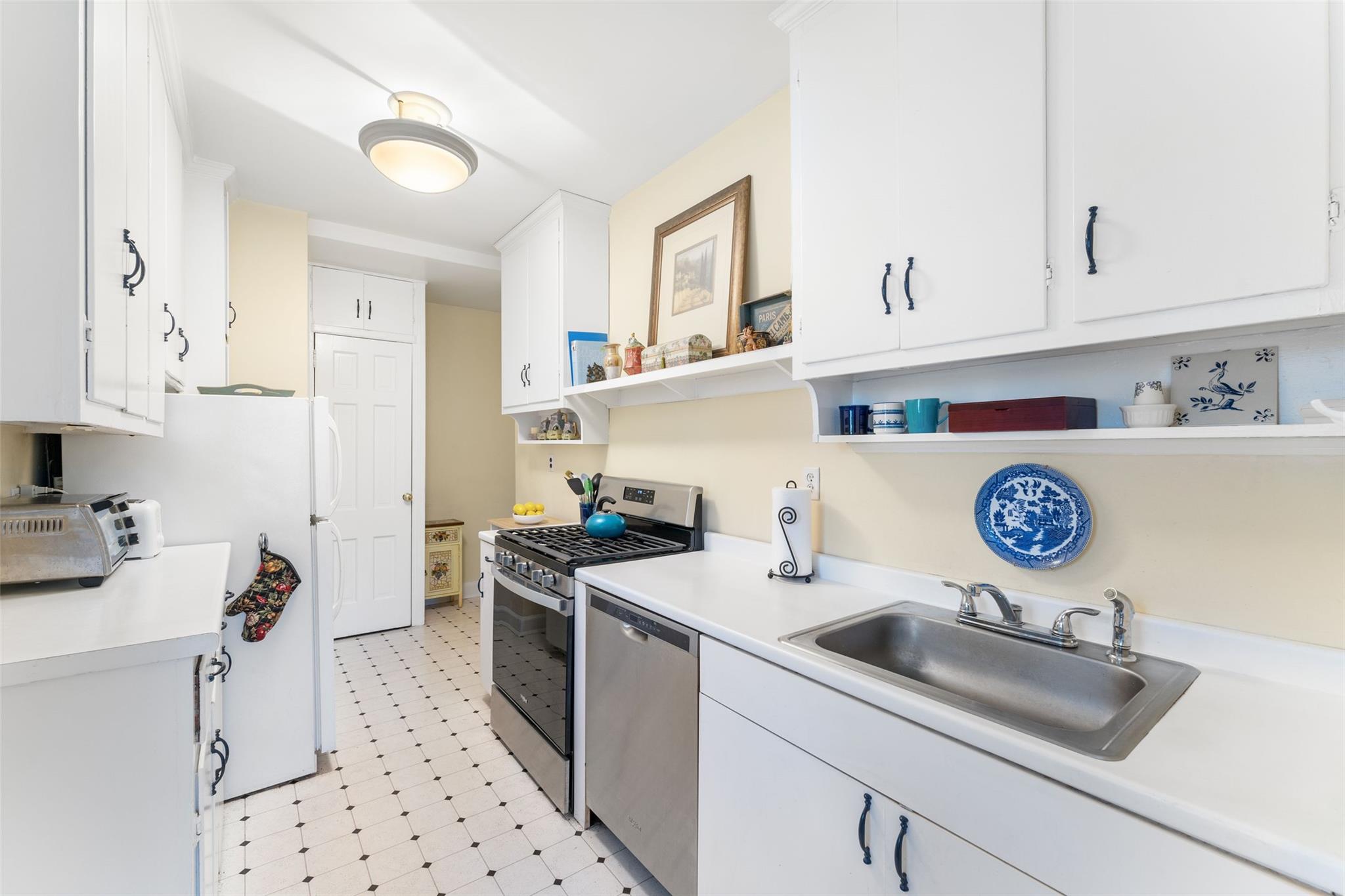 7 Midland Gardens #4M, Bronxville, New York image 5