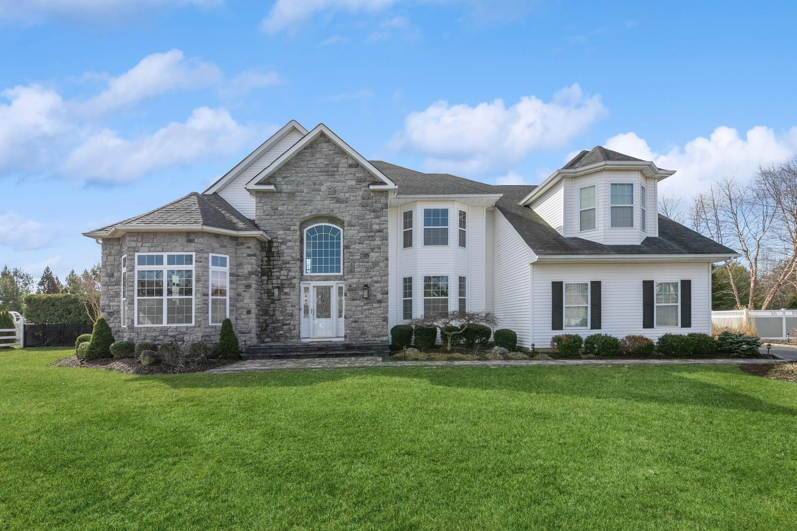 4 Clayton Court, Shoreham, New York image 1