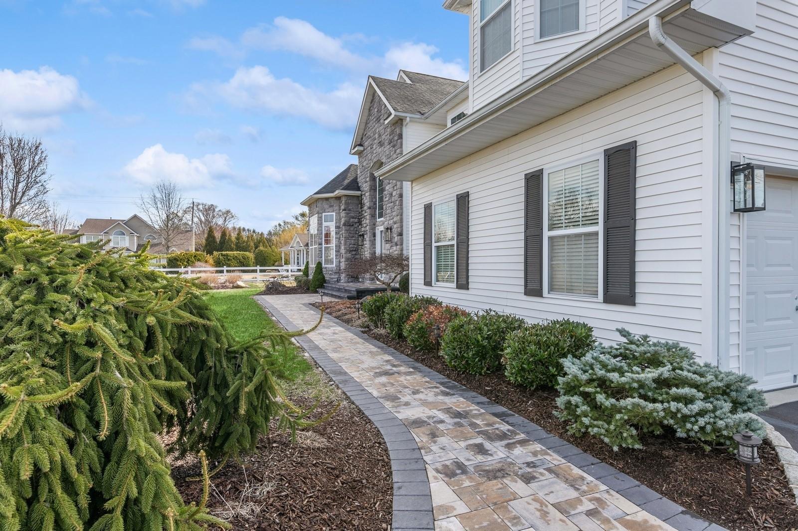 4 Clayton Court, Shoreham, New York image 2