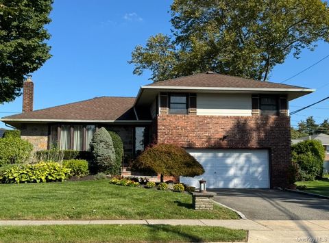 Photo of 17 Center Drive, Syosset, NY 11791 (MLS # 920375)