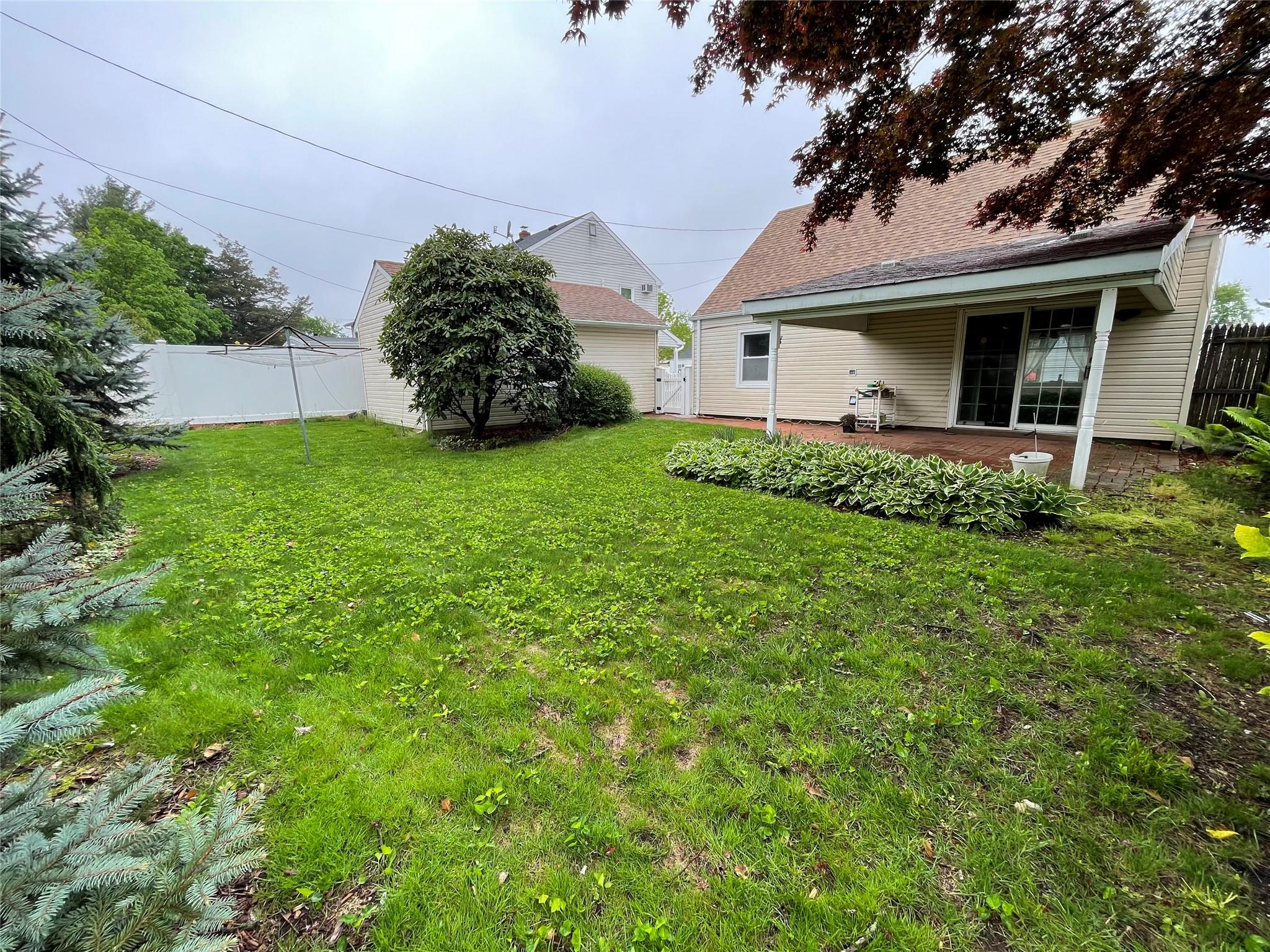 44 Meadow Lane, Levittown, New York image 22