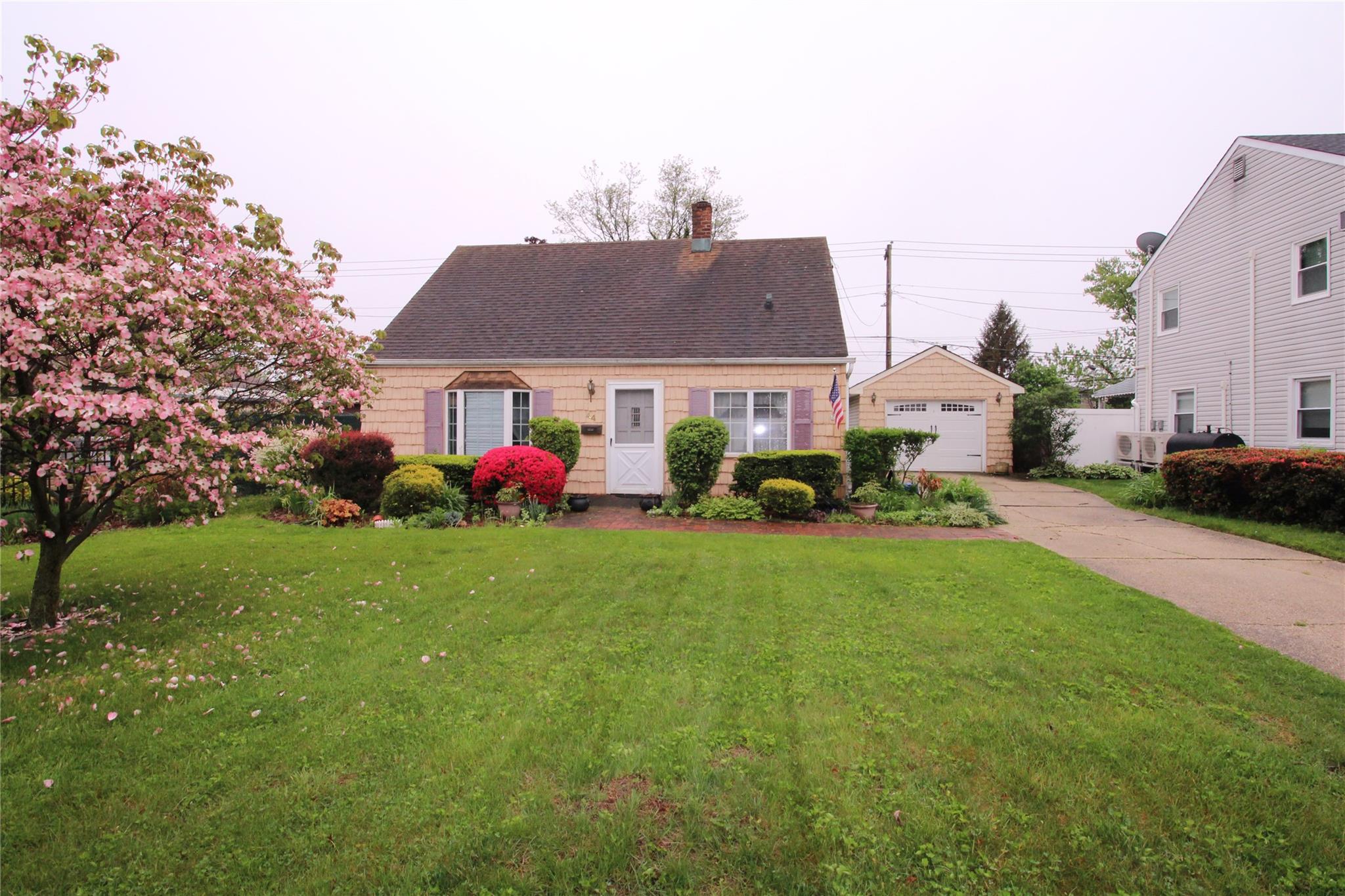 44 Meadow Lane, Levittown, New York image 26