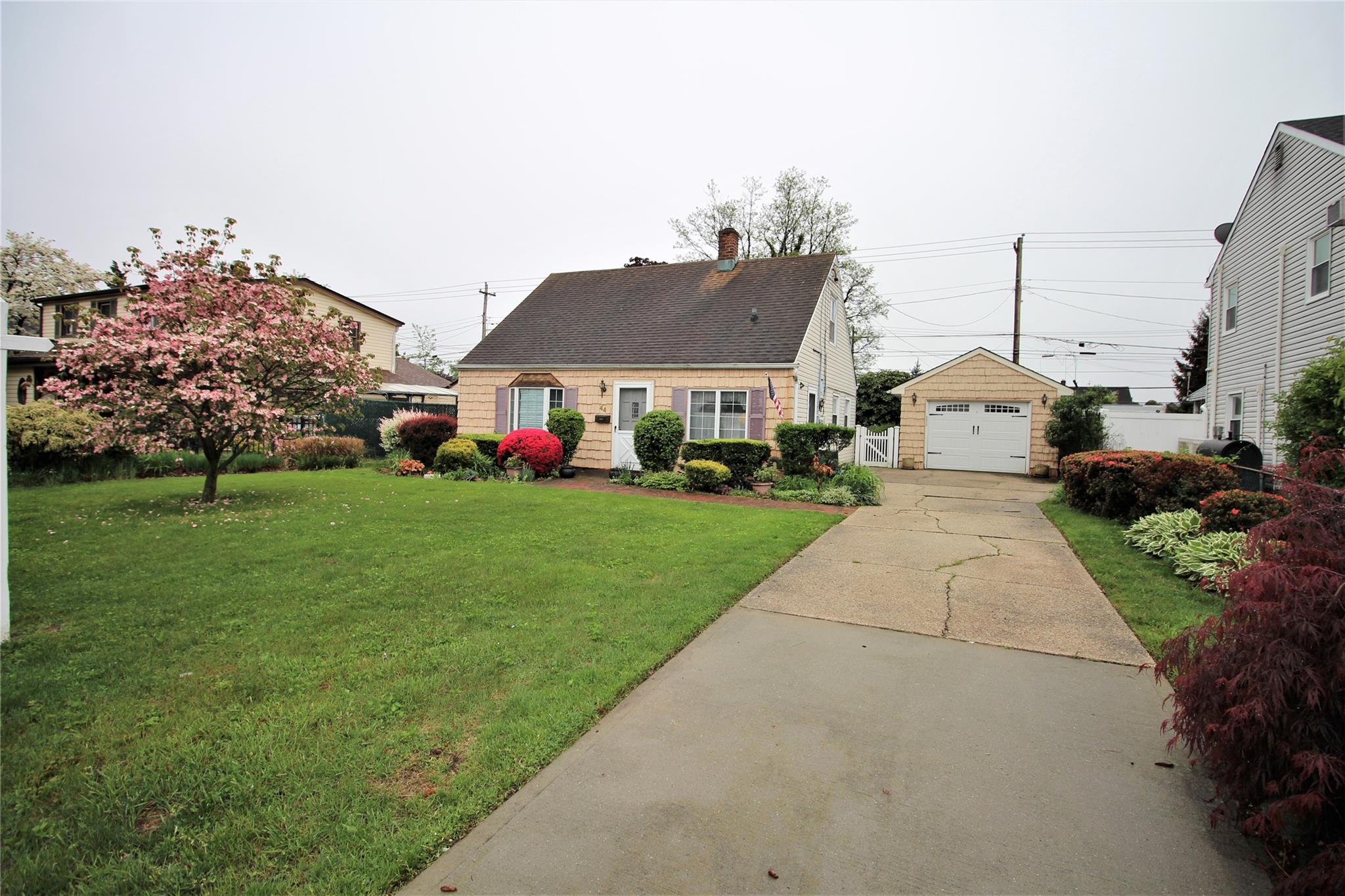 44 Meadow Lane, Levittown, New York image 27