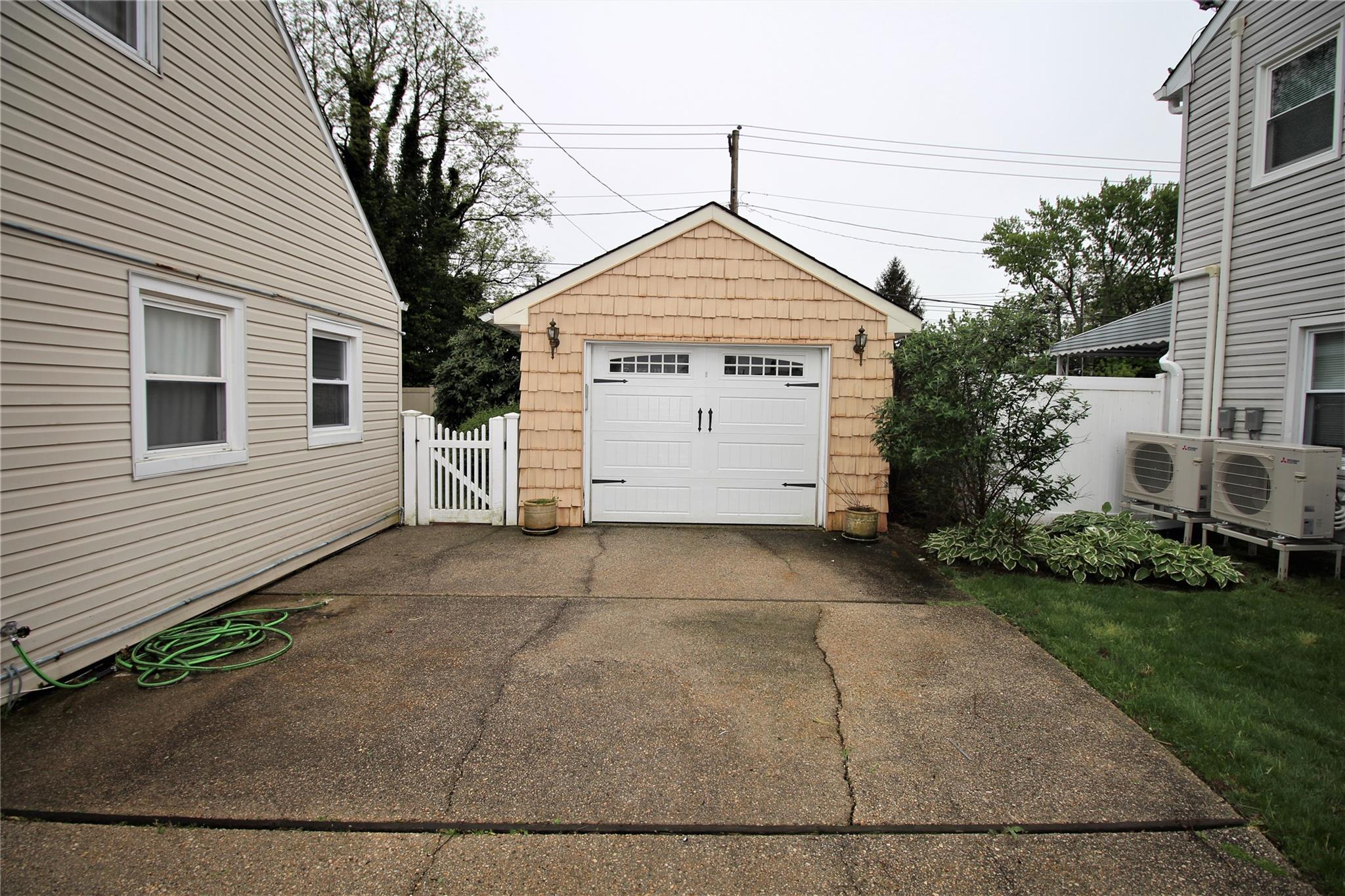 44 Meadow Lane, Levittown, New York image 28