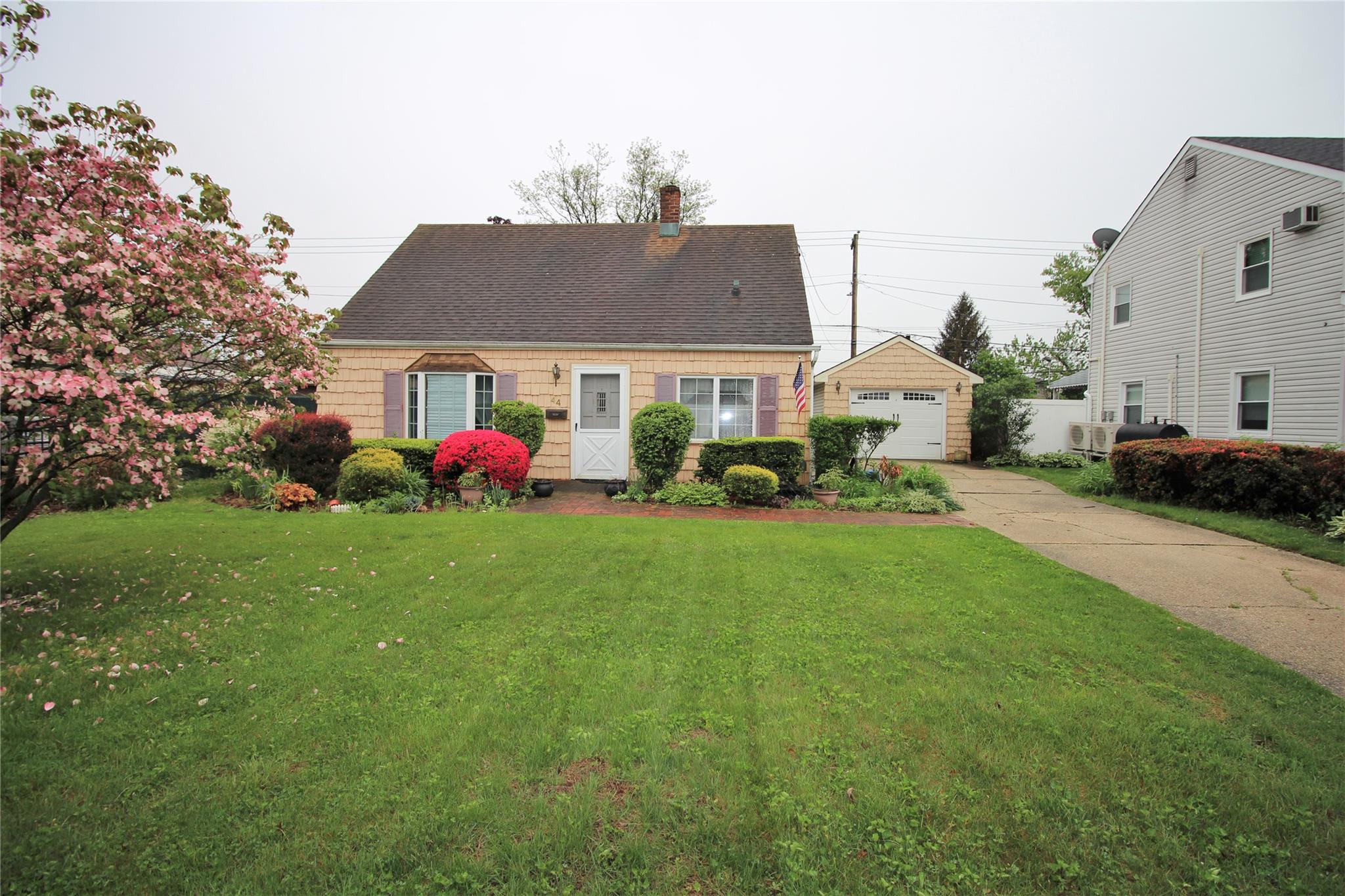 44 Meadow Lane, Levittown, New York image 2