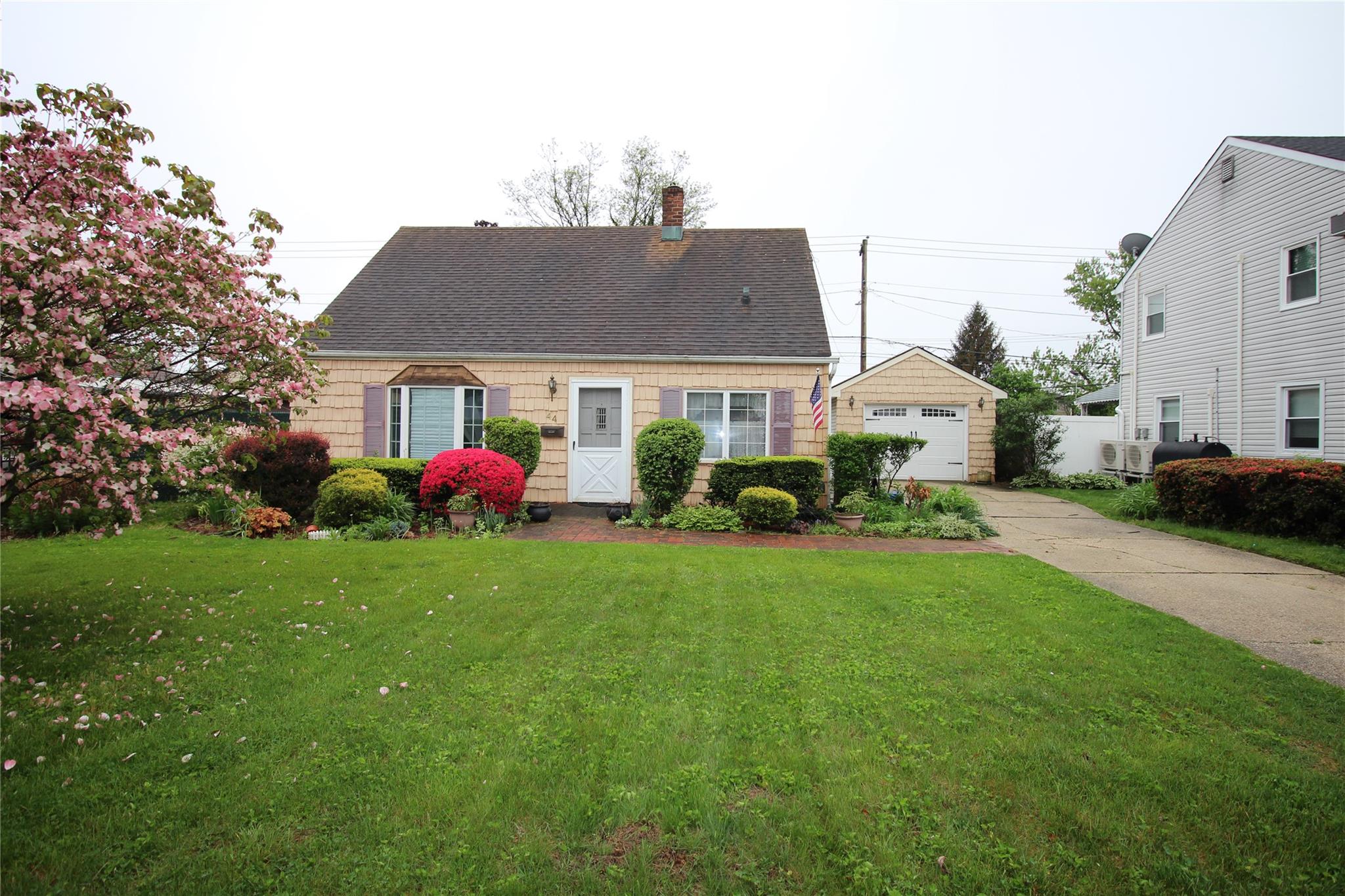 44 Meadow Lane, Levittown, New York image 33