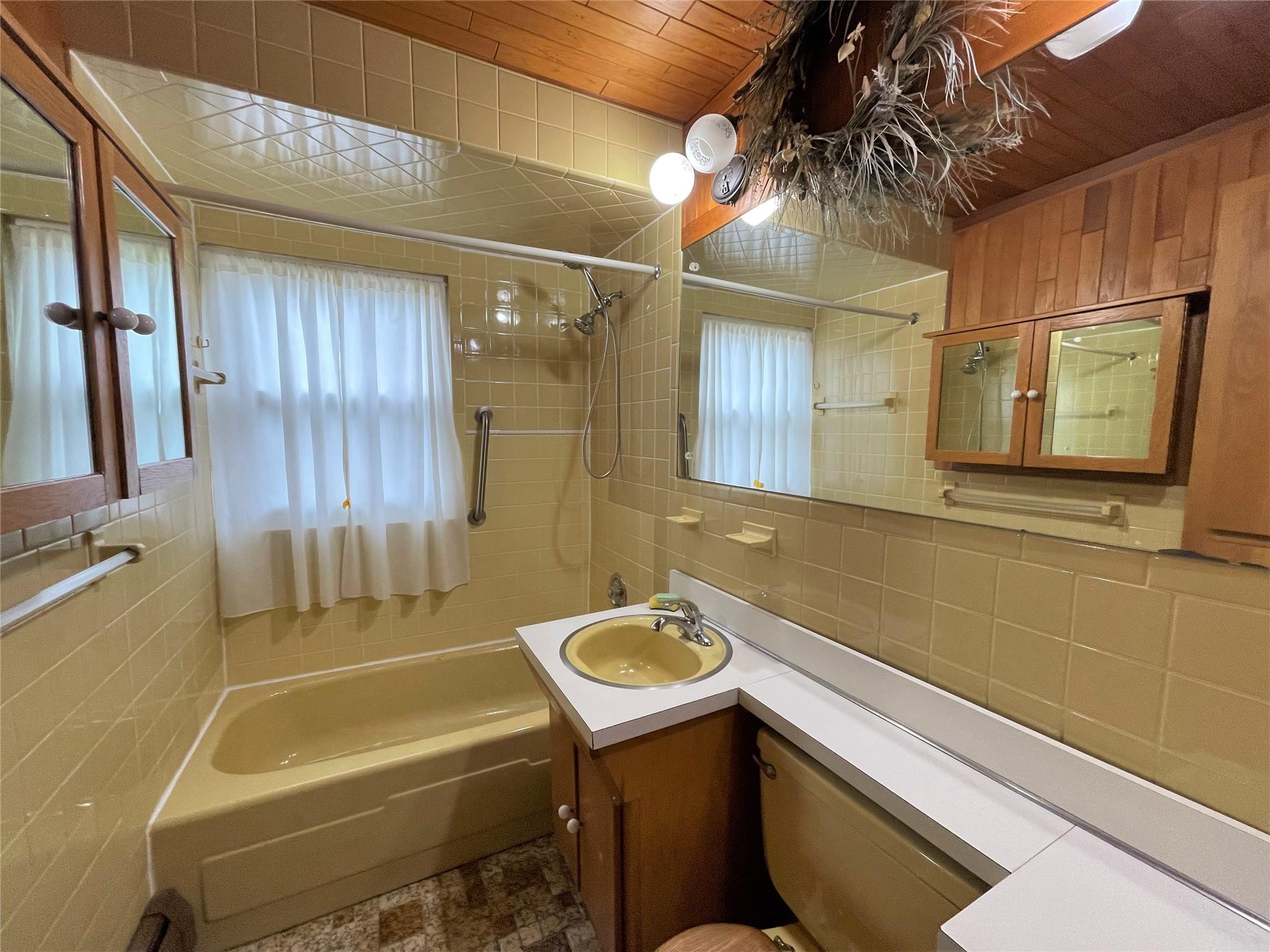 44 Meadow Lane, Levittown, New York image 13