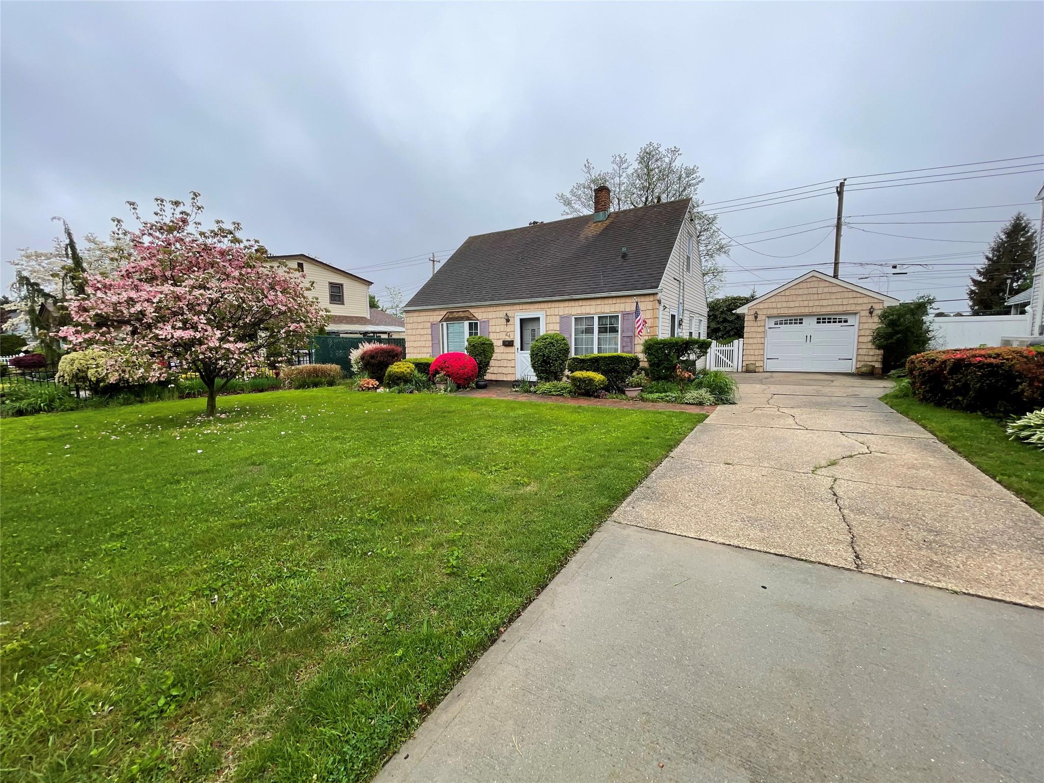 44 Meadow Lane, Levittown, New York image 25