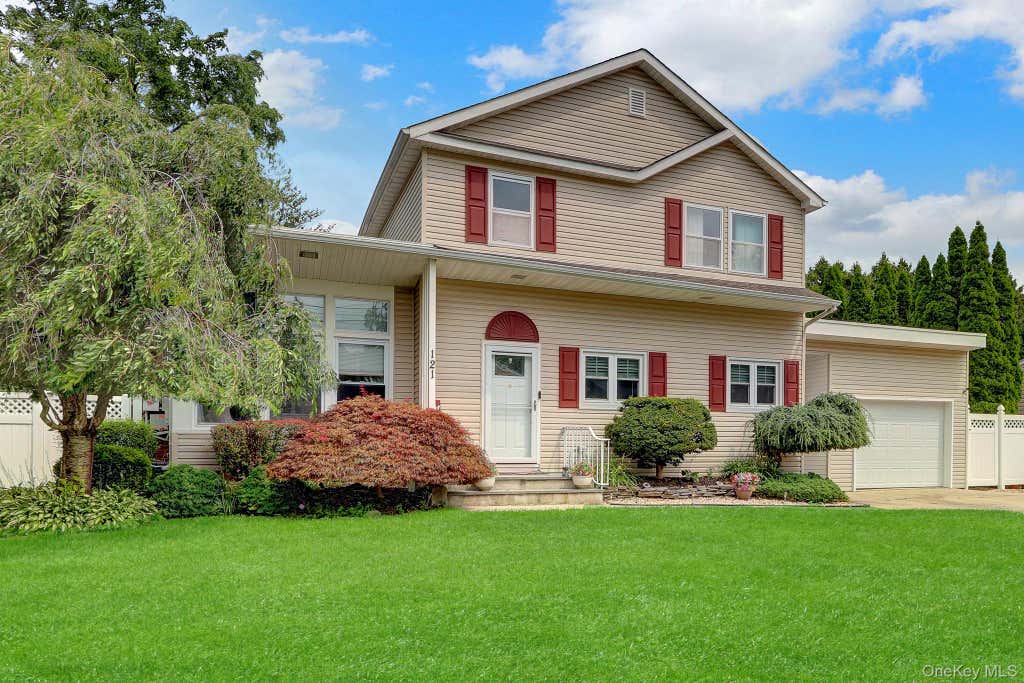 Photo of 121 Wright Avenue, Deer Park, NY 11729 (MLS # 1032359)